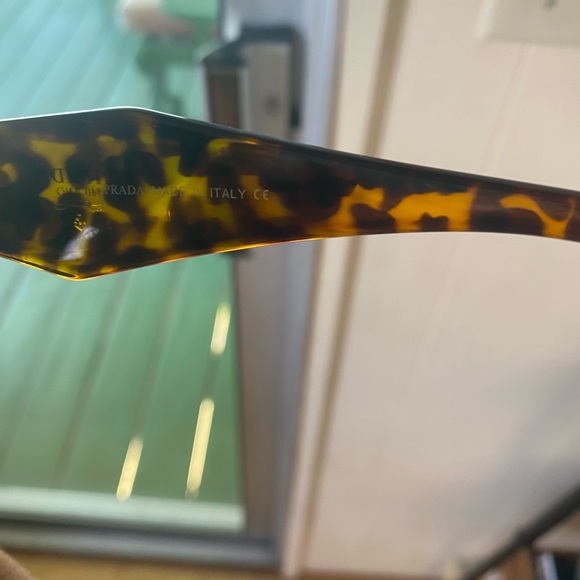 Prada sunglasses in pretty good condition - Picture 3 of 4
